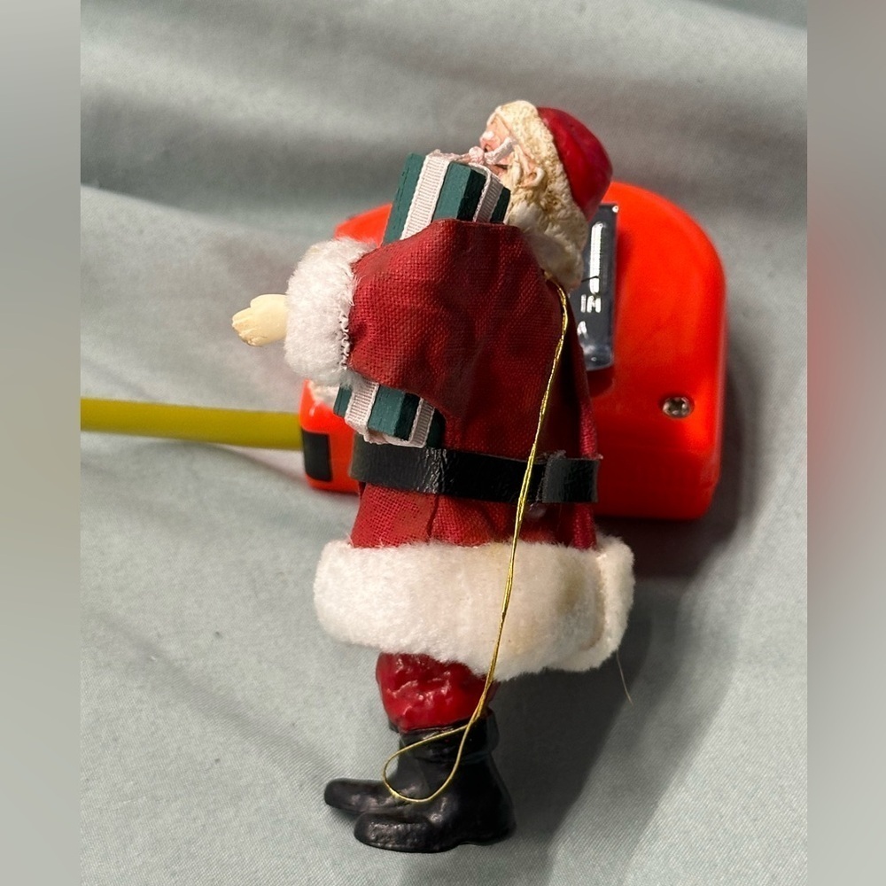 Vintage fabric ornament of Santa carrying gifts. Very good details! - Picture 2 of 7
